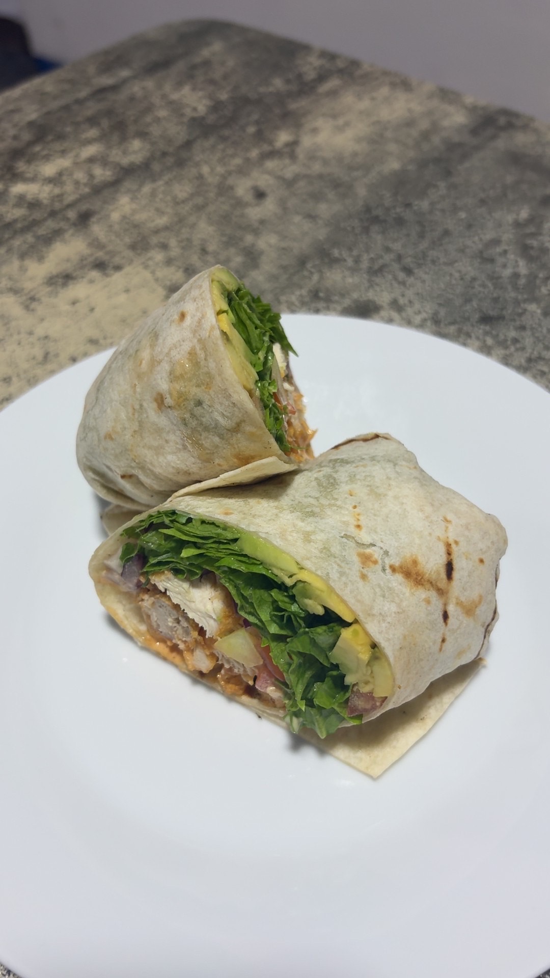 Wrap de pollo con aguacate, lechuga y tomate