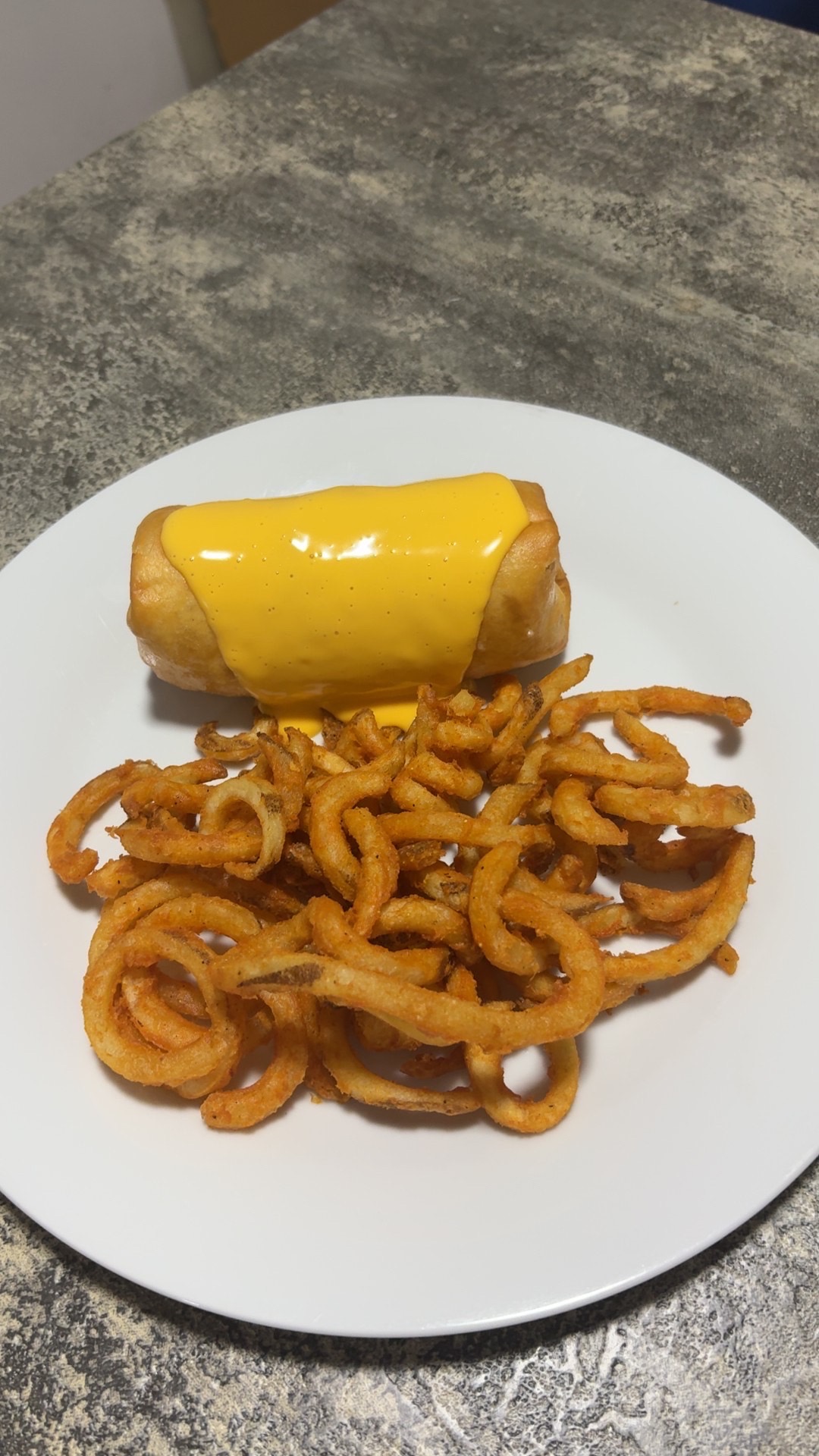 Tequeño cubierto con salsa de queso y papas twist