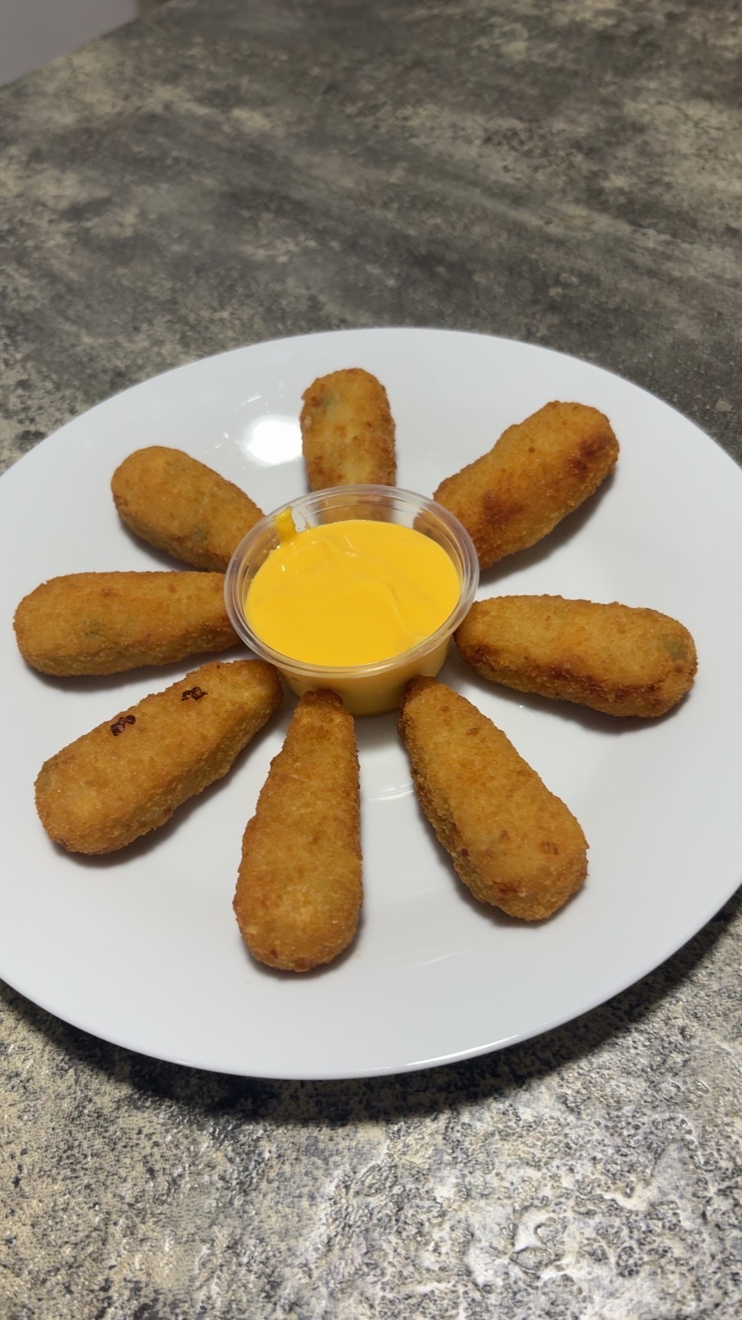 Dados de queso empanizados con salsa de queso